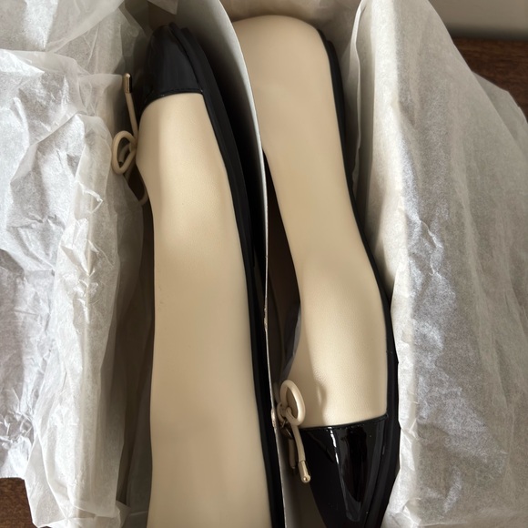 Anne Klein Off White and Black Flats with Cap Toe Box size 9 like new - Picture 5 of 5